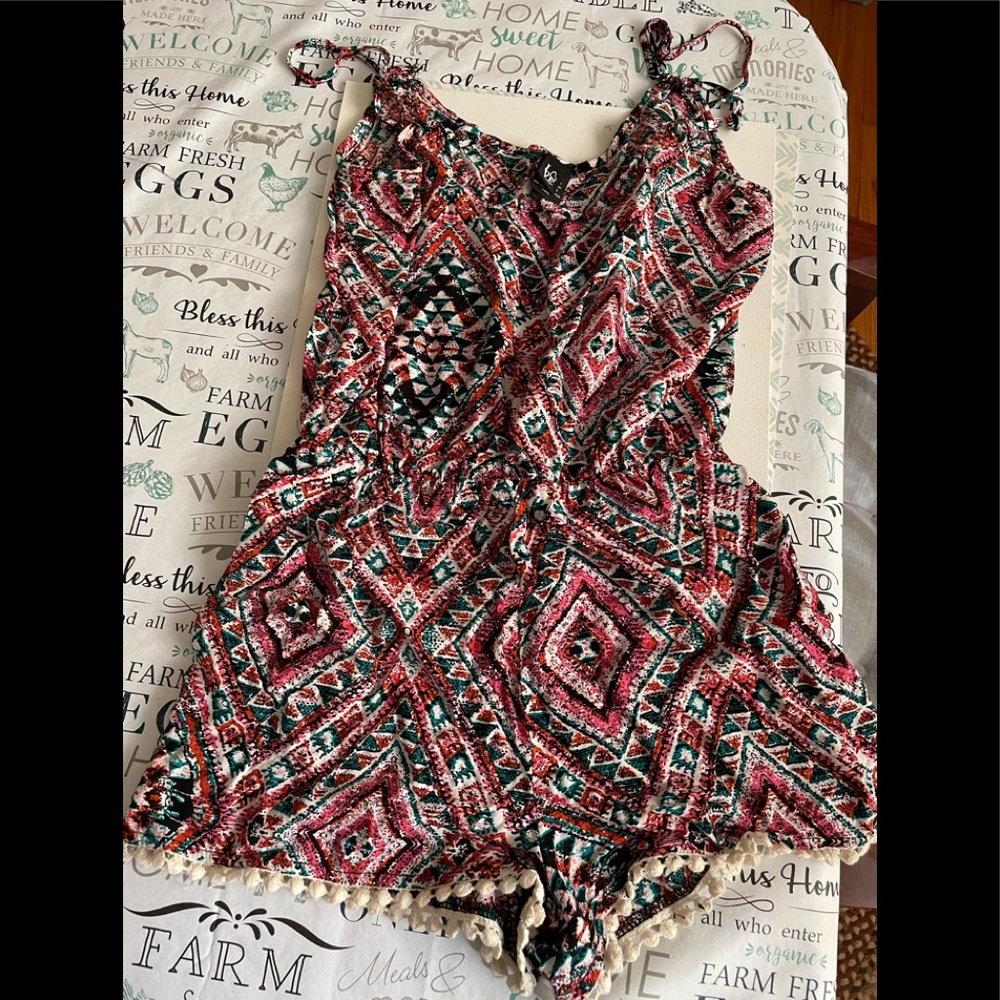 Cute summer romper. Only worn twice! Aixa small